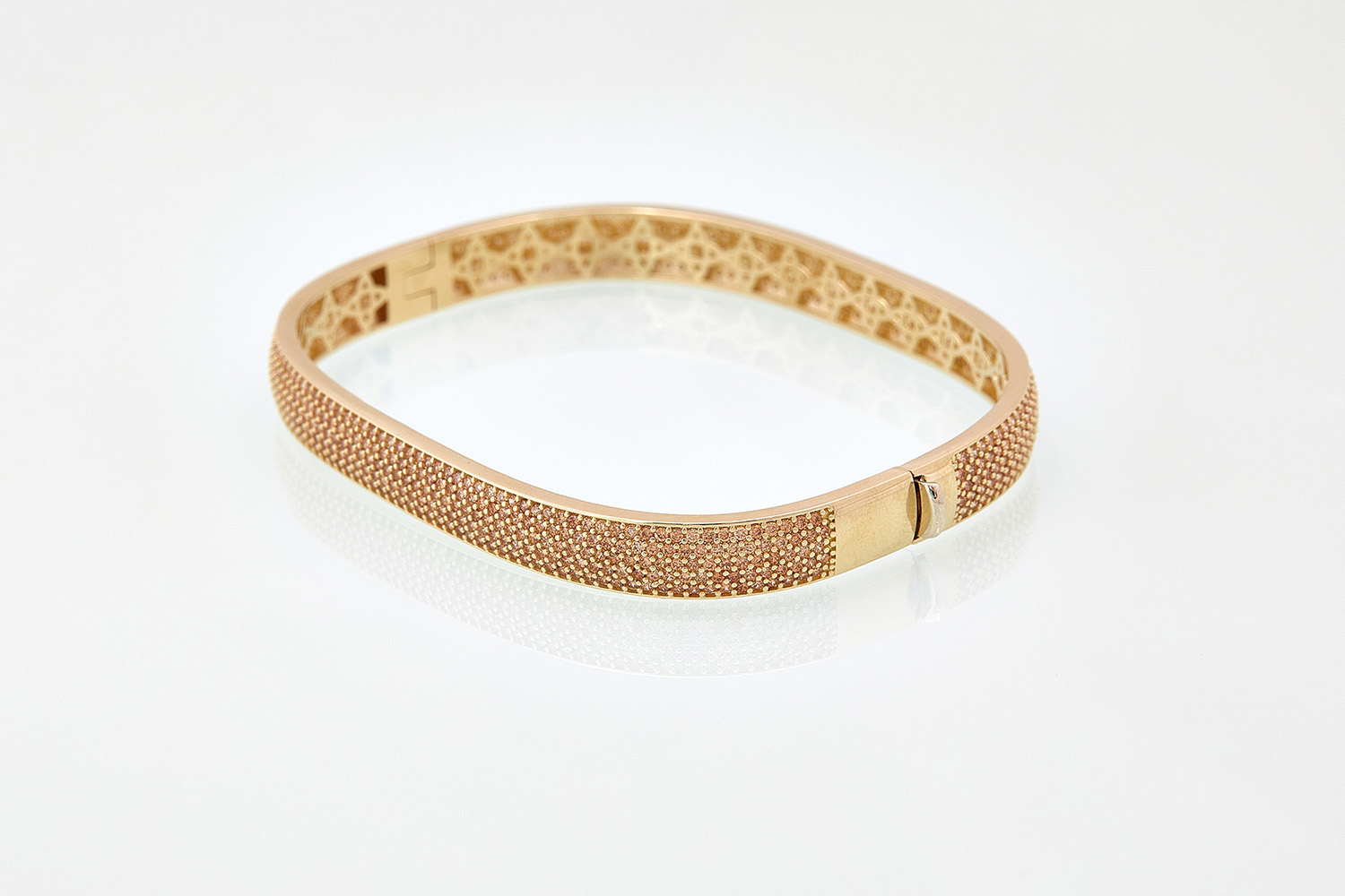 Wise Maketing-fotografisanje zlatnog nakita.